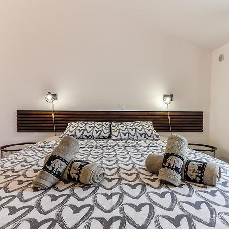 Sunshine Apartments Funtana With Balcony And Sea View المظهر الخارجي الصورة